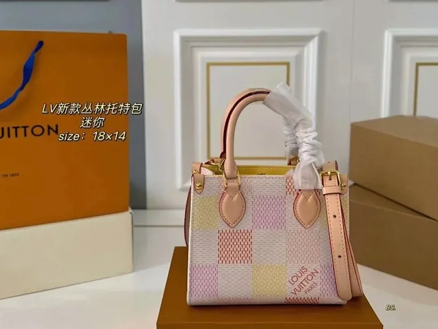 Fashionable and versatile tote bag
