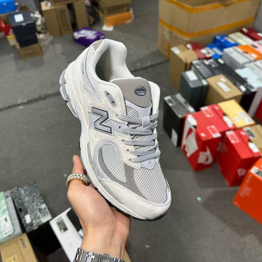 NEW BALANCE   2002