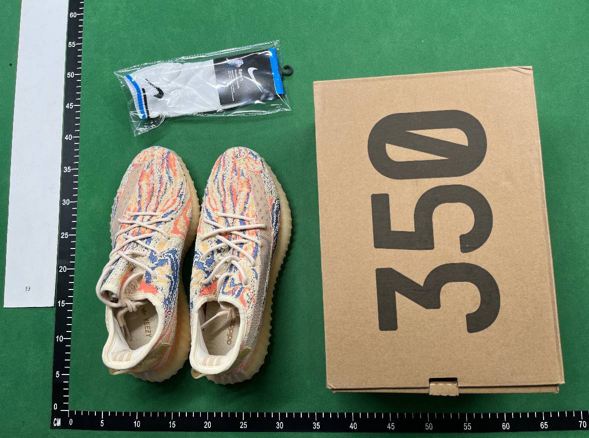  YEEZY 350 V2