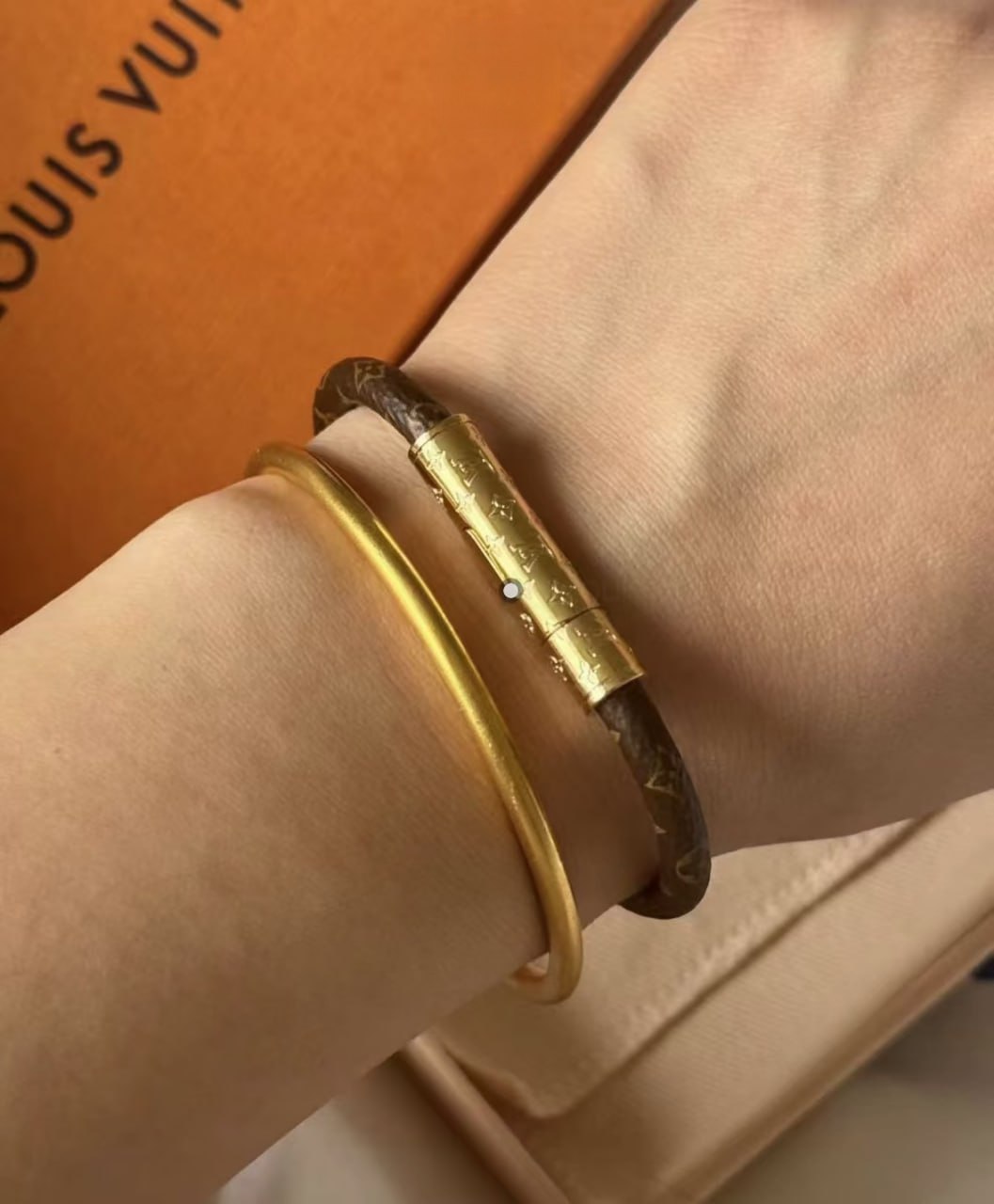 Louis Vuitton magnetic Bracelet (15+)