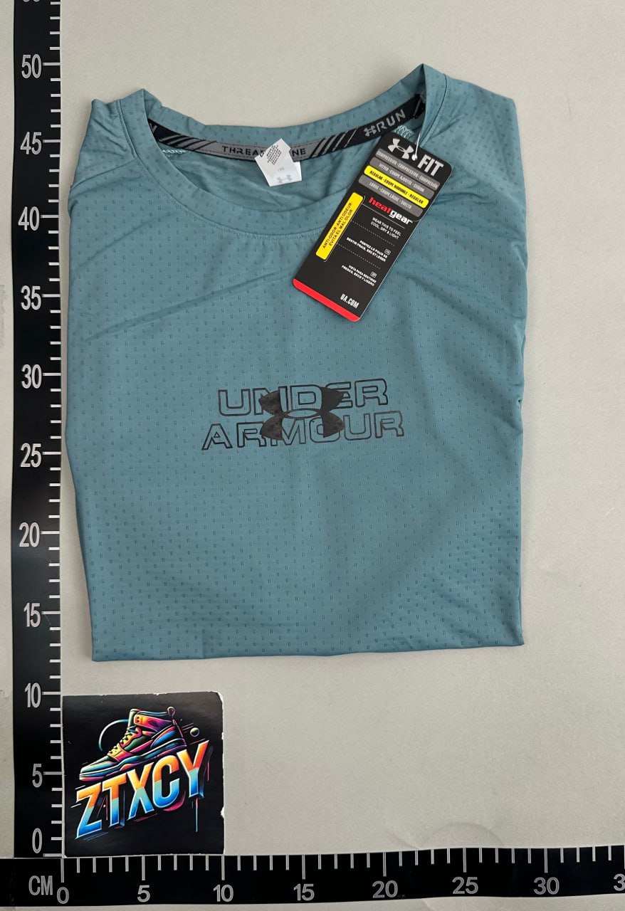 Under Armour T-shirt